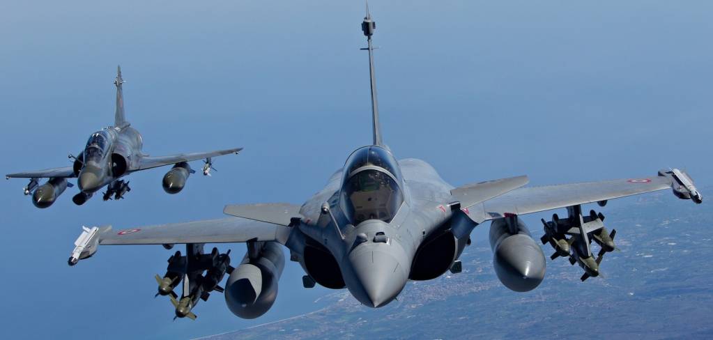 Équipements Rafaut et AEds sous Rafale et M.2000 Crédit : SIRPA.Air