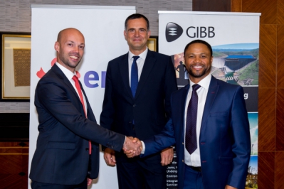 Signature des accords d'investissement d'EDF dans Gibb Power entre Richard Vries (&agrave; droite), CEO de Gibb, et un repr&eacute;sentant d'EDF - &copy;edf.fr