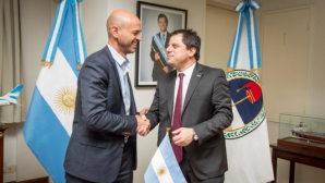 Guillermo Dietrich, ministre des transports de l'Argentine et Ernesto Garberoglio, directeur g&eacute;n&eacute;ral d&rsquo;Alstom Argentine