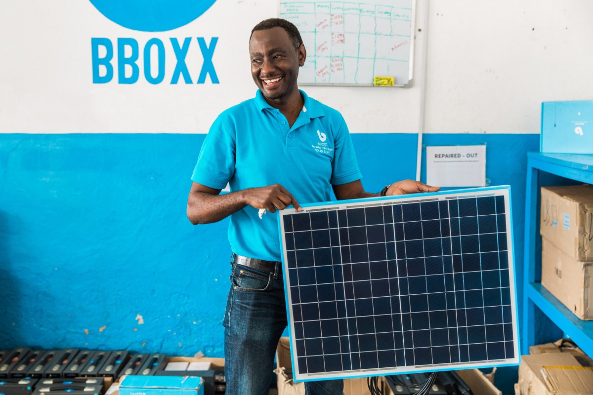 Salari&eacute; de BBOXX dans une zone rurale du Rwanda - &copy; Power Africa