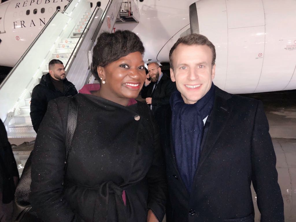 Apr&egrave;s avoir fond&eacute; la filiale de Jumia en C&ocirc;te d&rsquo;Ivoire et pris les r&ecirc;nes de la premi&egrave;re licorne africaine &agrave; Lagos au Nigeria, Fatoumata B&acirc; a fond&eacute; Janngo l'an dernier, qu'elle d&eacute;finit comme &laquo; une start-up qui en lance d&rsquo;autres &raquo;. Ci-dessus, la dirigeante du start-up studio avec Emmanuel Macron lors de la premi&egrave;re visite du pr&eacute;sident fran&ccedil;ais au S&eacute;n&eacute;gal en f&eacute;vrier 2018. - &copy; Janngo