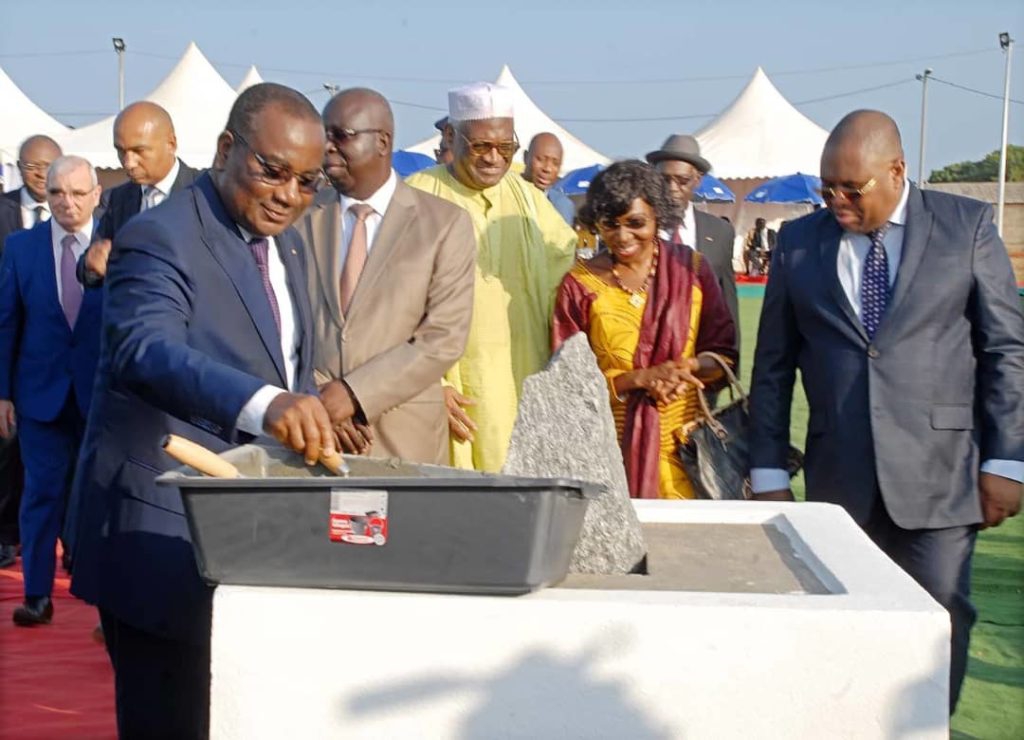 Pose de la premi&egrave;re pierre de la centrale &eacute;lectrique de K&eacute;k&eacute;li &agrave; Lom&eacute; par le Premier Ministre de la R&eacute;publique Togolaise, Komi S&eacute;lom Klassou, en juin 2019. - &copy; Eranove
