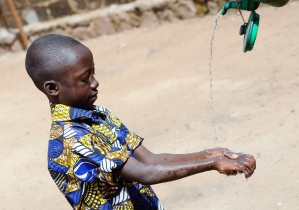 Face à la pandémie, en Afrique comme ailleurs, les gestes-barrière demeurent l'une des meilleures armes. - © Adobe Stock / Riccardo Niels Mayer